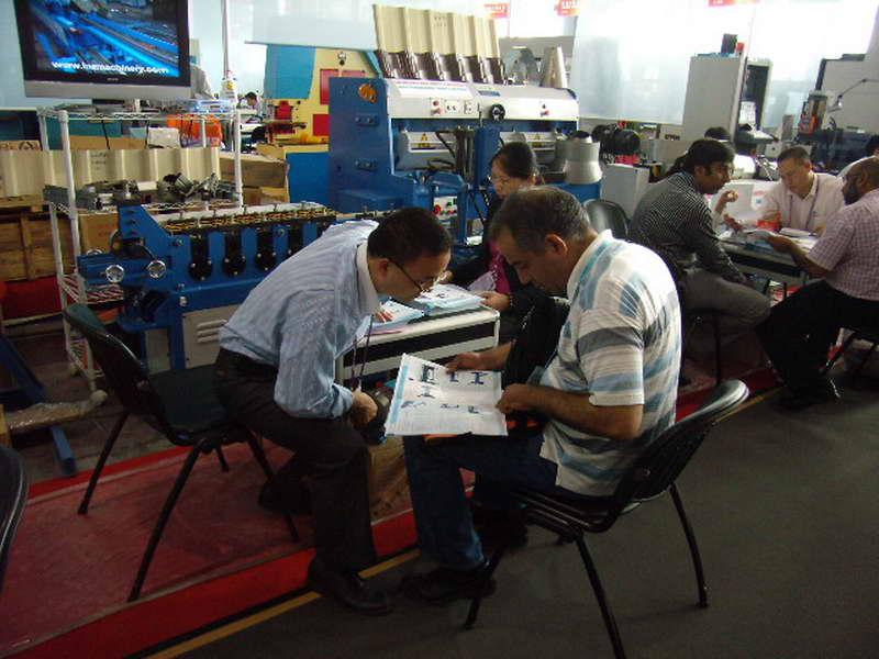 ترتيب هيدروليكي الانحناء آلة من العملاء سريلانكا